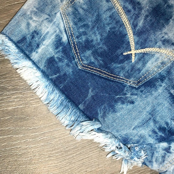 Bullhead high wasted acid wash Jean shorts. - Picture 2 of 7